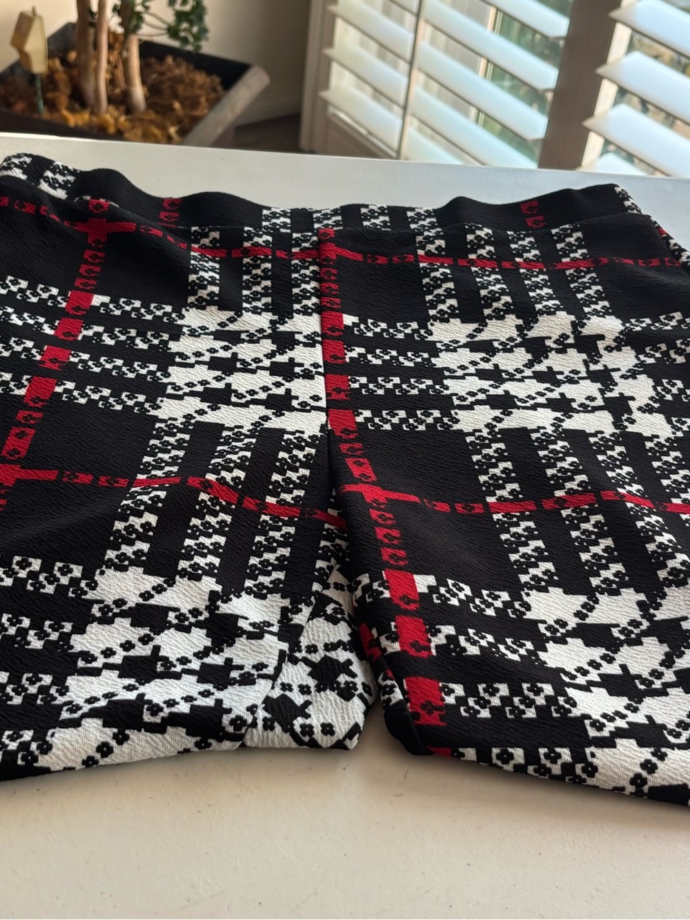 Woman’s  Black, White & Red Plaid Knit pants 1x never worn light